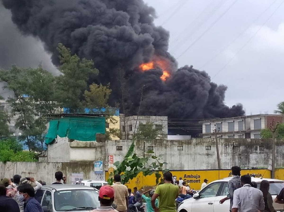 गुजरात के औद्योगिक नगर वापी में लगी भीषण आग की चपेट में आए 10 कबाड़ गोदाम